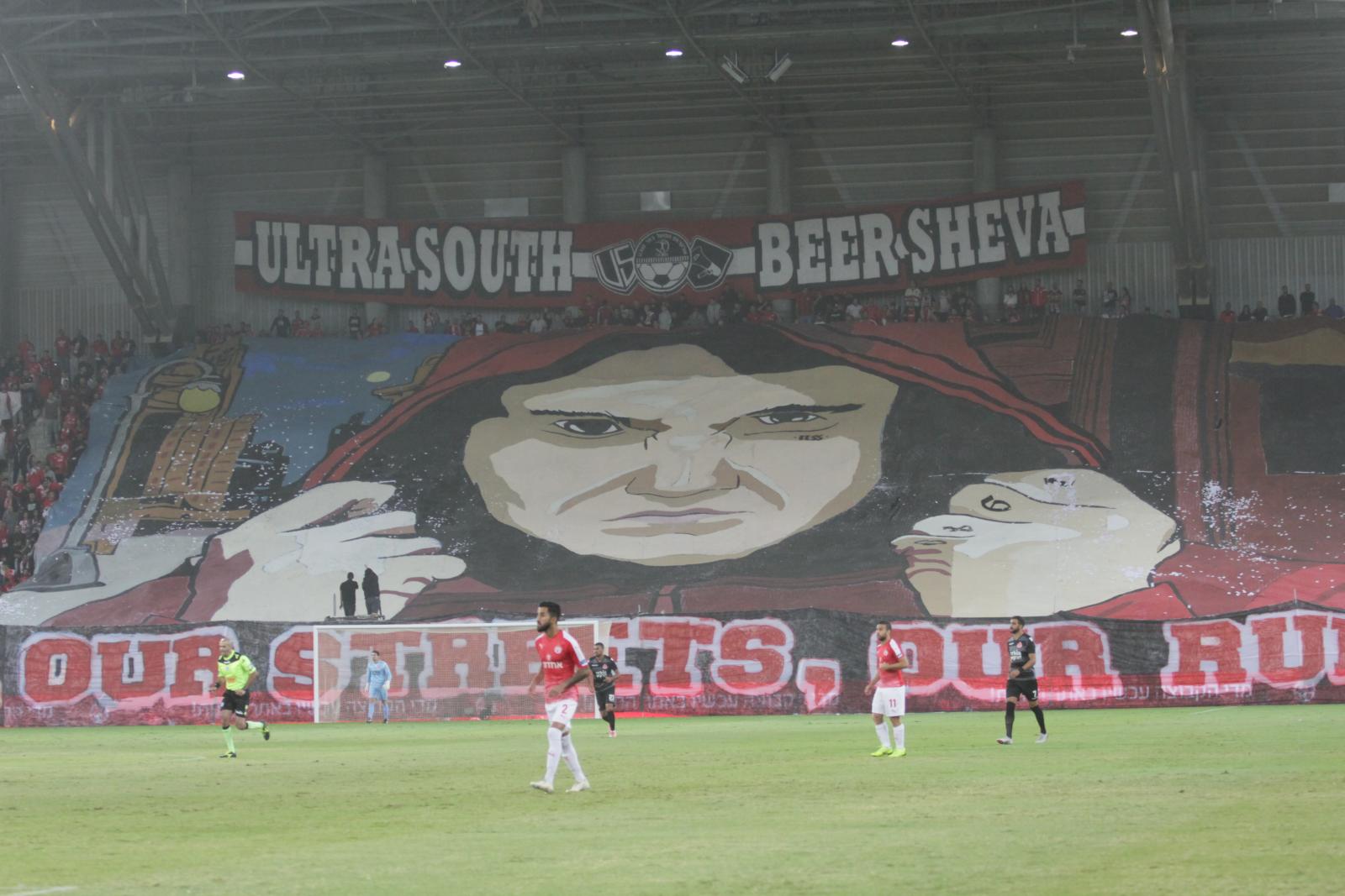 שלט אוהדים ביציע הדרומי. טרנר שוב עשה את שלו (צילום: בן בודה)